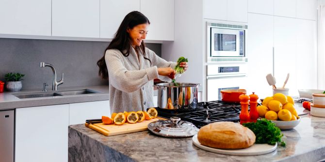 Frau mit Essen vegan