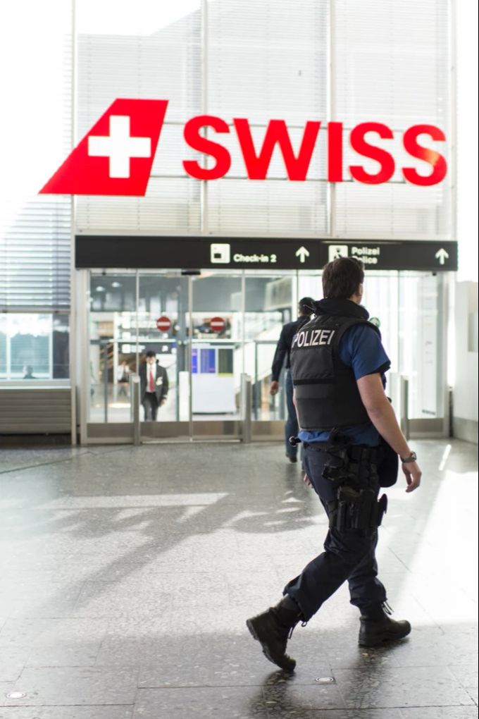 Ein Beamter der Kantonspolizei Zürich am Zürcher Flughafen. flughafen zürich