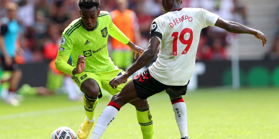 Anthony Elanga (l) von Manchester United kämpft gegen Moussa Djenepo vom FC Southampton um den Ballbesitz.