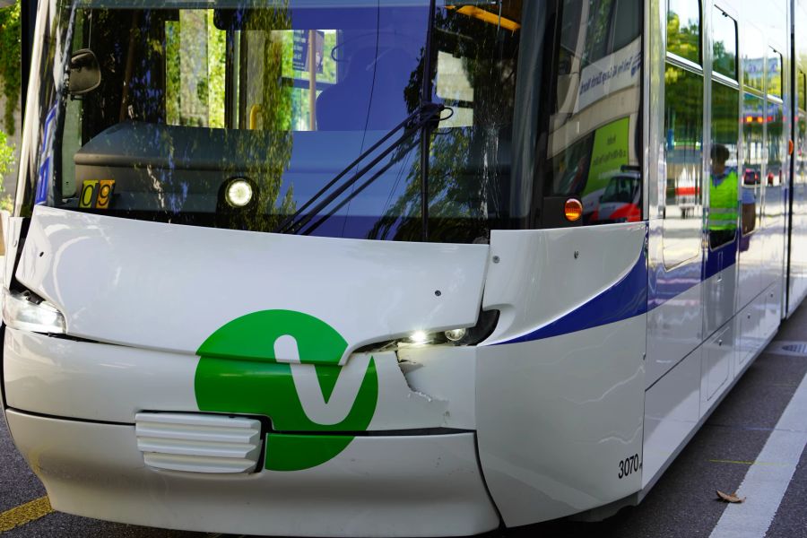 Bei dem Zusammenstoss mit einem E-Trottinett erlitt das Zürcher Tram leichte Schäden.