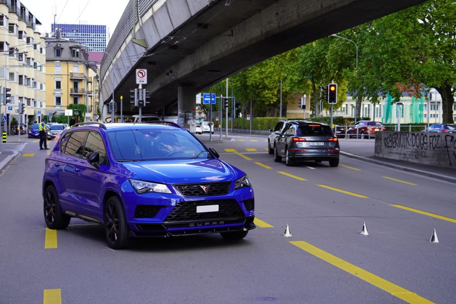 Der Unfall ereignete sich kurz nach der Kreuzung Zelgstrasse auf der Zürcher Manessestrasse.