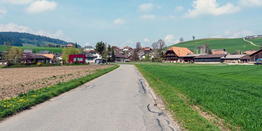 Die Dorfstrasse in Mirchel und Blick auf Mirchel.