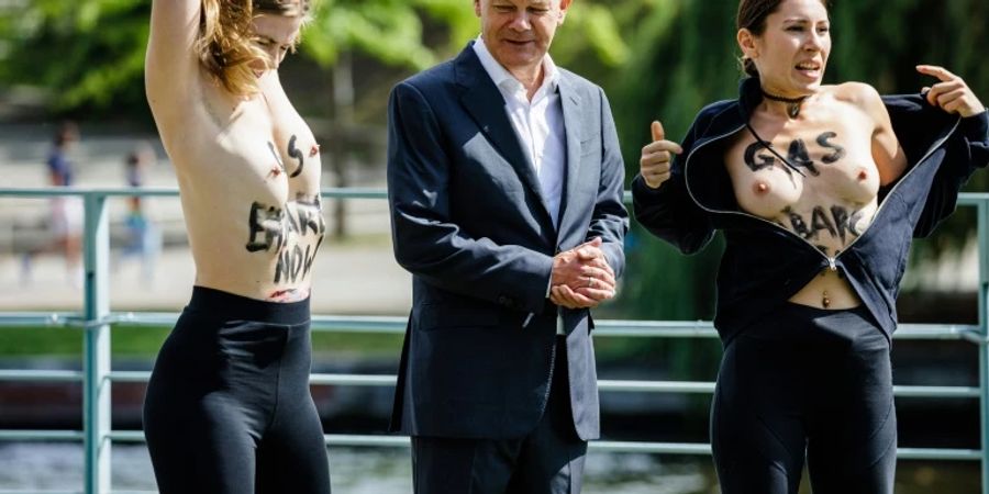 Demonstrantinnen fordern Gasembargo von Scholz