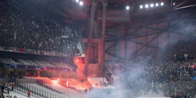 Nach einer Pyro-Schlacht zwischen Fans ist die Freude bei Eintracht Frankfurt getrübt. Nach einer Pyro-Schlacht zwischen Fans ist die Freude bei Eintracht Frankfurt getrübt.
