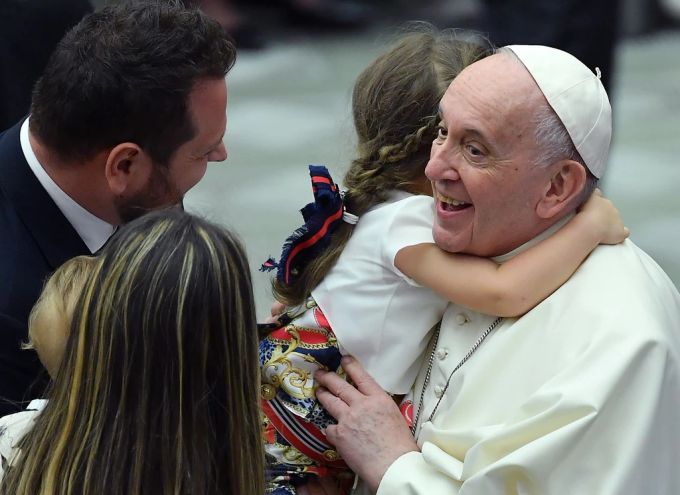 Papst Franziskus umarmt ein Kind an einer wöchentlichen Generalaudienz im Vatikan. Papst franziskus