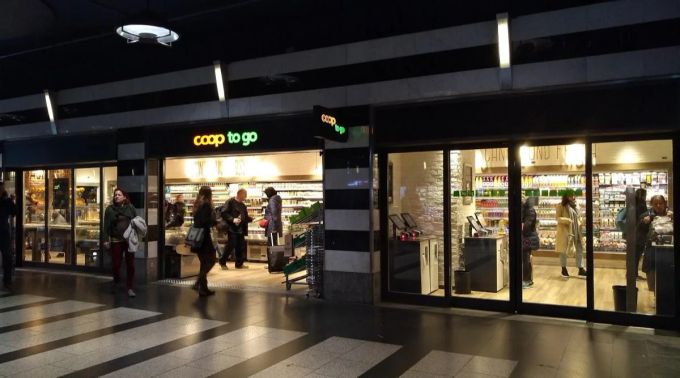Im «Coop to go» am Zürcher Hauptbahnhof fielen am Sonntagabend mehrere Self-Checkout-Kassen aus. coop