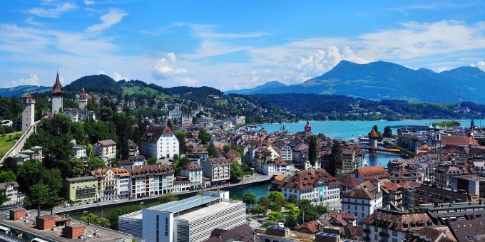 Zu den etwas höheren Gebäuden in Luzern zählen auch die Museggtürme. Luzern Museggmauer Museggtürme Panorama See Berge