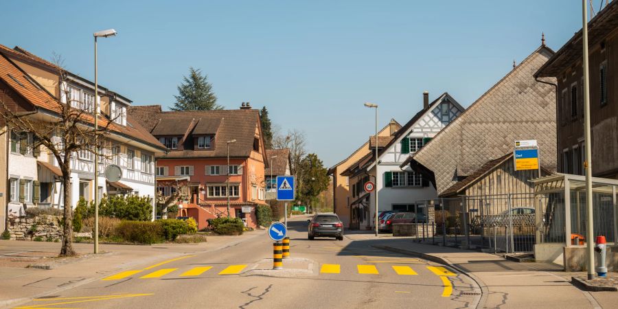 Die Flaachtalstrasse der Gemeinde Dorf im Zürcher Weinland.