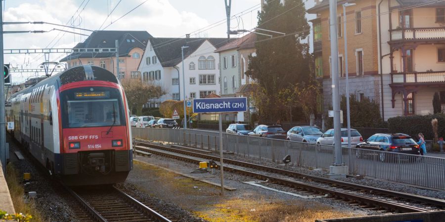 Eine Zugdurchfahrt am Bahnhof Küsnacht (ZH).