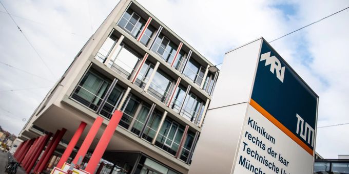 Ein Krankenpfleger aus einer Münchner Klinik ist wegen zweifachen Mordes und sechs Mordversuchen angeklagt. Ein Krankenpfleger aus einer Münchner Klinik ist wegen zweifachen Mordes und sechs Mordversuchen angeklagt.
