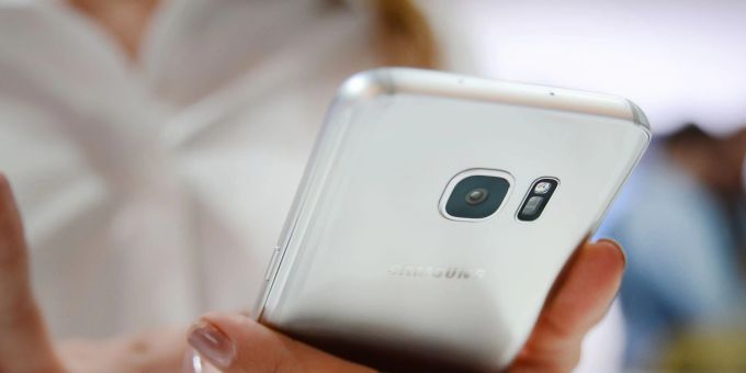 Auch das inzwischen gut sechs Jahre alte Samsung Galaxy S7 zählt zum Kreis der ausserplanmässigen Update-Empfänger. Auch das inzwischen gut sechs Jahre alte Samsung Galaxy S7 zählt zum Kreis der ausserplanmässigen Update-Empfänger.