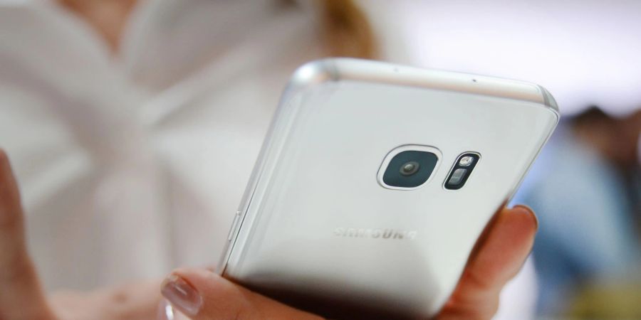 Auch das inzwischen gut sechs Jahre alte Samsung Galaxy S7 zählt zum Kreis der ausserplanmässigen Update-Empfänger.