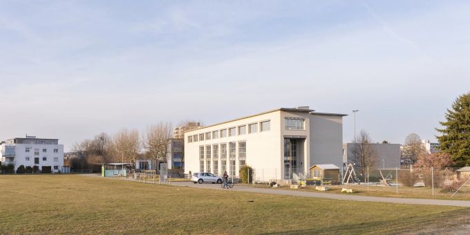 Das Schulhaus in Birr mit der Primarschule, der Real- und Sekundarschule. Das Schulhaus in Birr mit der Primarschule, der Real- und Sekundarschule.