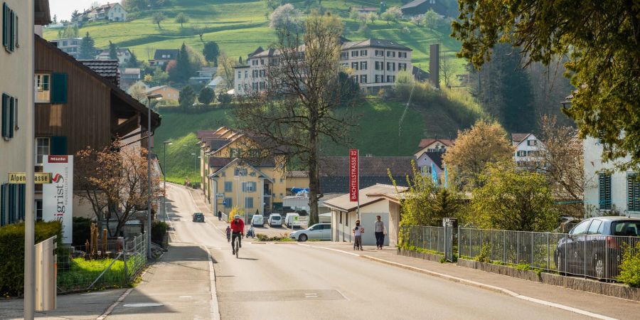 Die Bachtelstrasse in der Gemeinde Wald ZH.