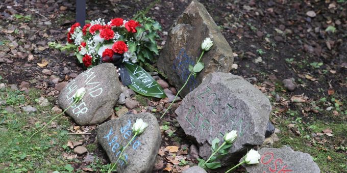 111 Gedenksteine in Erinnerung an jüdische Jugendliche, die von Buchenwald nach Auschwitz deportiert wurden, liegen in der Nähe damaligen der Bahnlinie. 111 Gedenksteine in Erinnerung an jüdische Jugendliche, die von Buchenwald nach Auschwitz deportiert wurden, liegen in der Nähe damaligen der Bahnlinie.