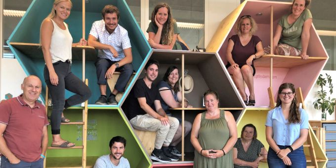 Das Team der csbern vor ihren Waben im neuen Schulhaus. Christliche Schule Bern