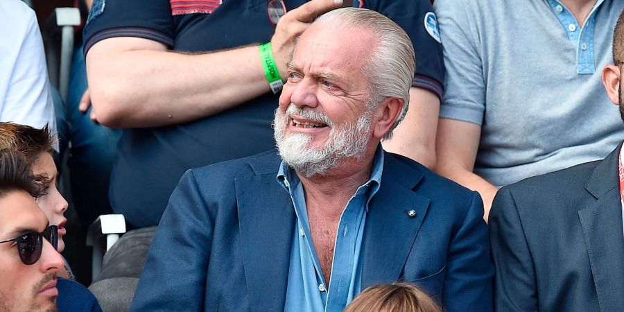 Neapels Präsident Aurelio De Laurentiis sitzt auf der Tribüne.