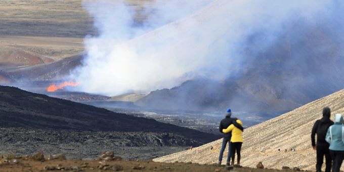Der Ausbruch des Vulkans Fagradalsfjall in Keflavik, etwa 32 Kilometer südwestlich der isländischen Hauptstadt Reykjavik, zieht einige Schaulustige an. Fagradalsfjall island