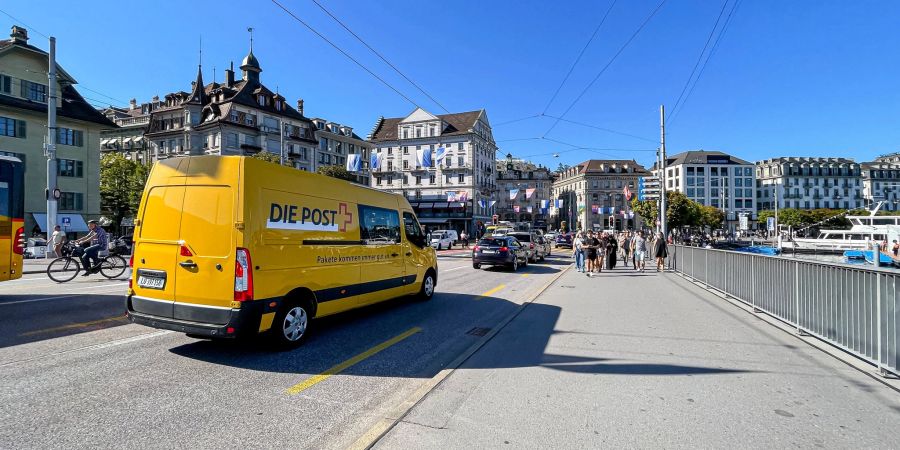 Ein Post Transporter auf der Seebrücke in der Stadt Luzern.