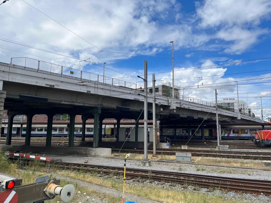 Die Margarethenbrücke direkt beim Bahnhof Basel führt über die Gleise und gehört der SBB.