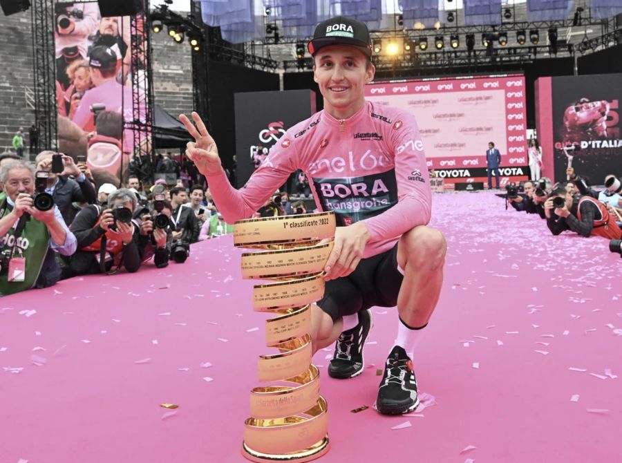 2022 feiert Jai Hindley den Triumph am Giro d'Italia.