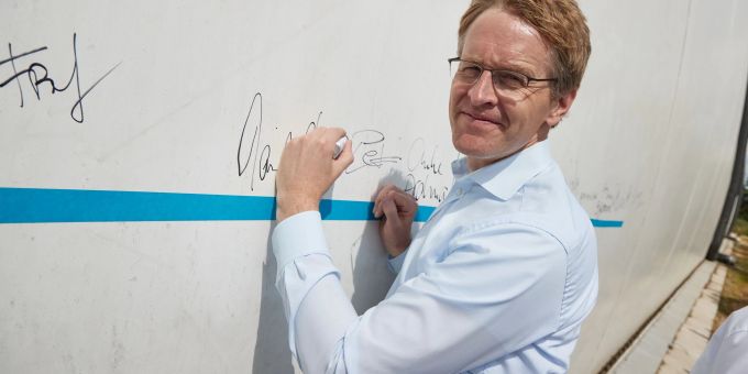 Schleswig-Holsteins Ministerpräsident Daniel Günther (CDU) sang auf der Bühne im vollen Bayernzelt auf der Kieler Woche den sexistischen Partyhit «Layla» mit. Schleswig-Holsteins Ministerpräsident Daniel Günther (CDU) sang auf der Bühne im vollen Bayernzelt auf der Kieler Woche den sexistischen Partyhit «Layla» mit.