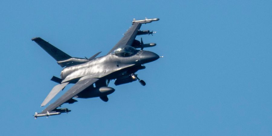 Ein Kampfflugzeug vom Typ F-16 Fighting Falcon hat zum Landen auf dem US-Militärflugplatz Spangdahlem das Fahrwerk ausgefahren.