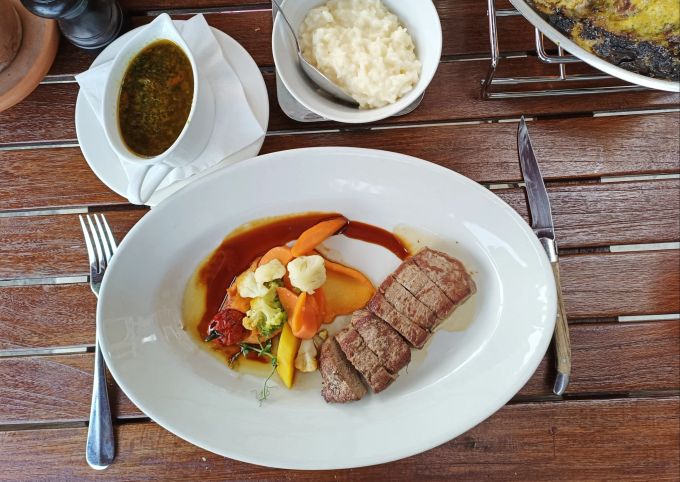 Das Lammnierstück mit saisonaler Gemüsevariation und Chimichurri-Sauce in der Brasserie Freilager. Brasserie Freilager Lammnierstück