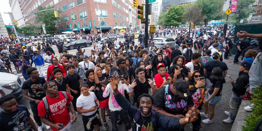 Vor der Aktion zweier Internet-Stars hatten sich am Union Square hauptsächlich jüngere Menschen versammelt.