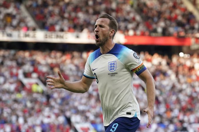 Englands Kapitän Harry Kane bejubelt das 1:0 gegen Nordmazedonien Harry Kane