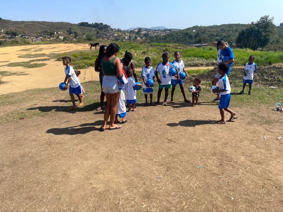 Die Kinder spielen mit den Bällen des Grasshopper-Clubs.