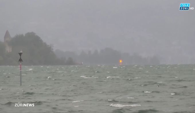 So sah der Zürichsee gestern aus. Hinten rechts ist der Warnblinker zu erkennen. Tele Züri