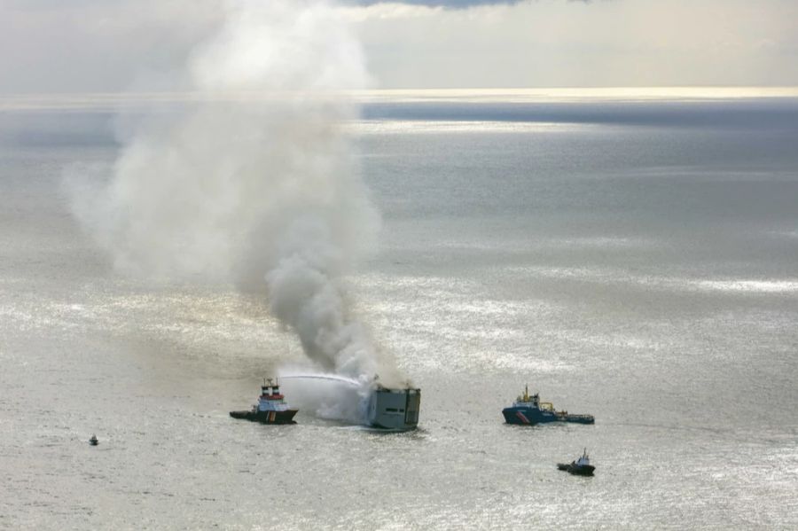 Laut Bergungstruppen sei der Stand auf dem Schiff nun stabil und das Feuer konnte gelöscht werden.