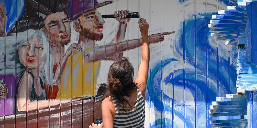 Naomi Garde malt an ihrem Wandbild. - Streetart Festival Frauenfeld 2023