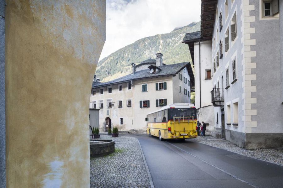 Ausserdem könne man an den Mini-Automaten in den Bussen der vier Linien mit Debitkarte, Twint oder Swisspass mit Bezahlfunktion bezahlen. (Symbobild)