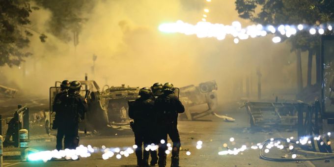 Beamte der Bereitschaftspolizei patrouillieren bei Unruhen auf einer Strasse in Nanterre. Unruhen in Nanterre