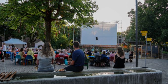 Die Filmnächte Münsingen finden jedes Jahr im Juli auf dem Schlossgutplatz statt. Filmnächte Münsingen