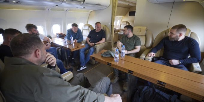 Ukrainische Präsident Wolodymyr Zelenskyy, Mitte, mit dem Leiter des Präsidialamtes Andriy Yermak und den Verteidigern des Stahlwerks Azovstal Oleh Khomenko, Denys Shleha, Denys Prokopenko, Serhii Volynskyi und Svyatoslav Palamar während ihres Fluges von der Türkei in die Ukraine. Selenskyj
