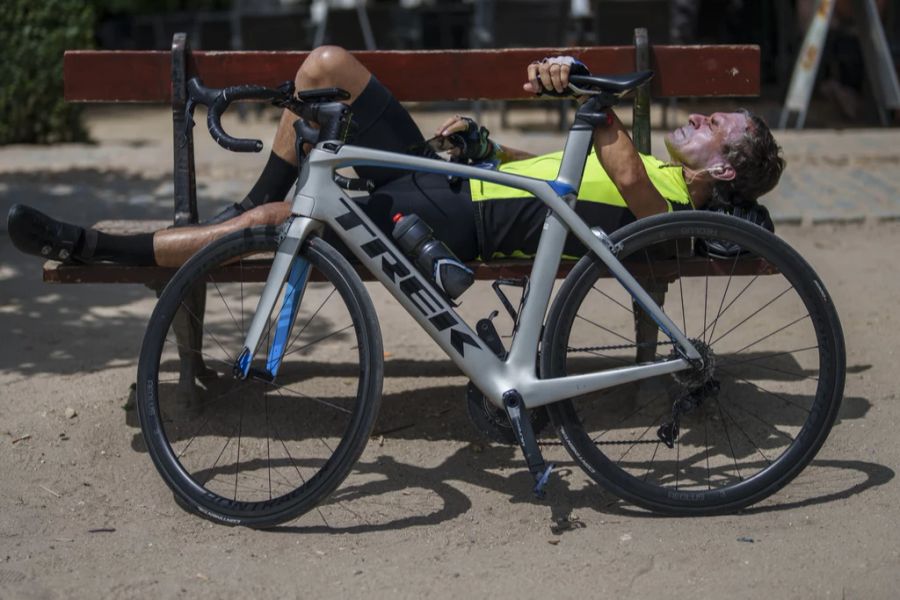 Ein Radfahrer gönnt sich in der spanischen Hitze eine Pause.