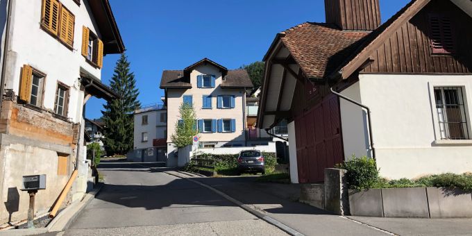 Die Dorfbachstrasse in der Gemeinde Schwyz. Strasse in einem Dorf.