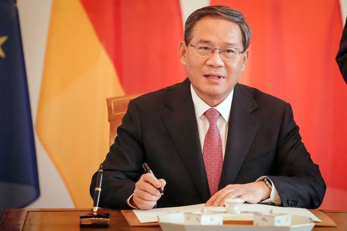 Deutschland ist Li Qiangs erste Auslandsreise seit seinem Amtsantritt im März. Im Mittelpunkt der Reise stehen die 7. deutsch-chinesischen Regierungskonsultationen. Foto: Kay Nietfeld/dpa +++ dpa-Bildfunk +++ Deutschland-Besuch