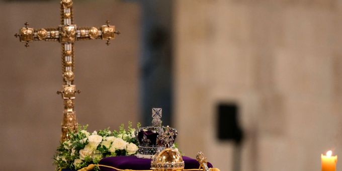 Der Sarg von Königin Elizabeth II., drapiert mit der königlichen Standarte, der Reichskrone und dem Reichsapfel und dem Zepter des Herrschers, liegt auf dem Katafalk in der Westminster Hall im Palace of Westminster in London. Der Sarg von Königin Elizabeth II., drapiert mit der königlichen Standarte, der Reichskrone und dem Reichsapfel und dem Zepter des Herrschers, liegt auf dem Katafalk in der Westminster Hall im Palace of Westminster in London.