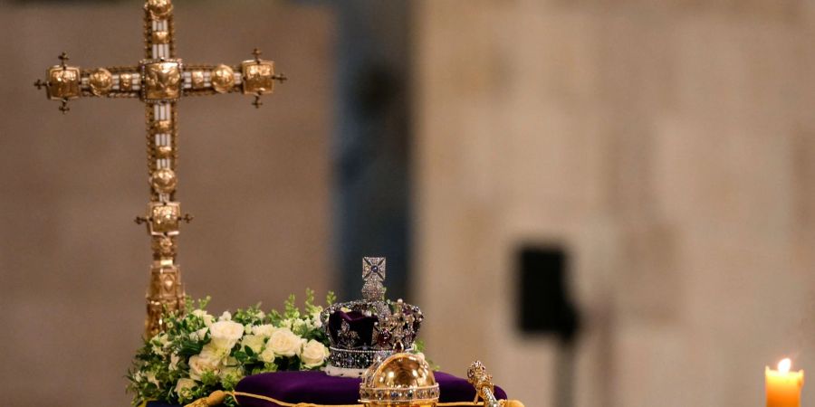 Der Sarg von Königin Elizabeth II., drapiert mit der königlichen Standarte, der Reichskrone und dem Reichsapfel und dem Zepter des Herrschers, liegt auf dem Katafalk in der Westminster Hall im Palace of Westminster in London.