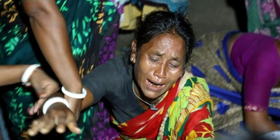 Eine Frau trauert um ihre Angehörigen in Bangladesch