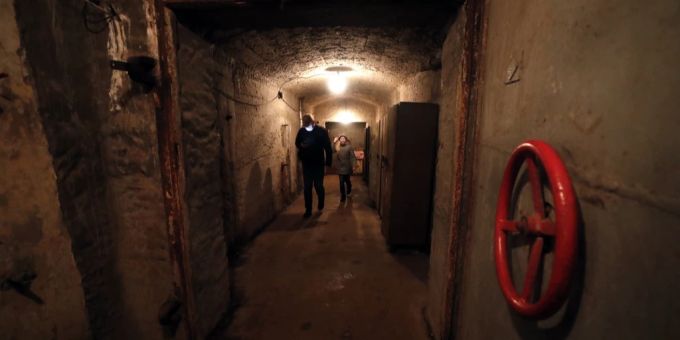 Besucher besichtigen 2021 einen 43 Meter tiefen Atomschutzbunker in Moskau. Ukraine-Krieg