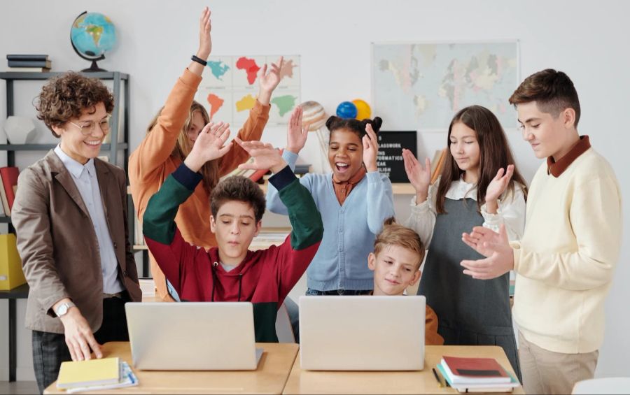 Schule Klasse Lehrerin Laptop Tisch Schüler Klasse