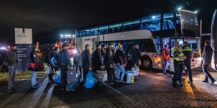 Ein Bus holt Flüchtlinge in Ter Apel ab