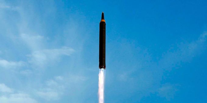 Dieses undatierte Bild, das am 16. September 2017 von der nordkoreanischen Regierung verbreitet wurde, zeigt den angeblichen Teststart einer Mittelstreckenrakete vom Typ Hwasong-12 in Nordkorea. Ballistische Rakete