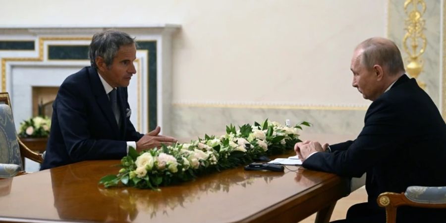 Grossi (l.) und Putin in St. Petersburg