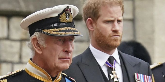 König Charles und sein Sohn Prinz Harry bei der Beerdigung der Queen im September. Schon da war die Stimmung schlecht. queen elizabeth prinz harry